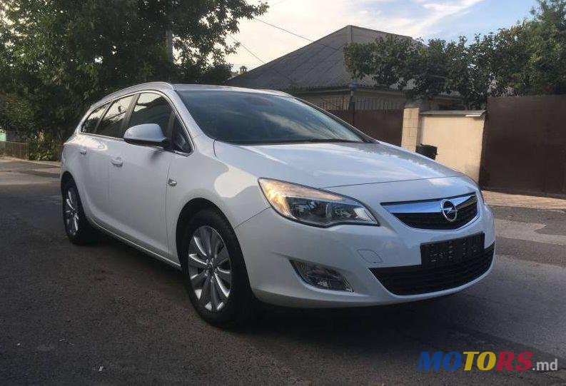 2011' Opel Astra photo #1