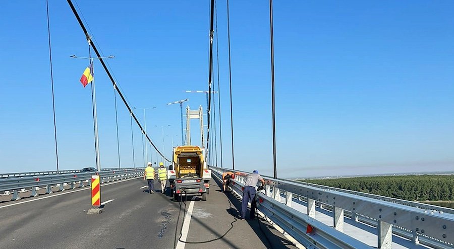 Podul de la Brăila are probleme: au fost găsite 401 şuruburi slăbite şi deja există zone cu asfalt denivelat