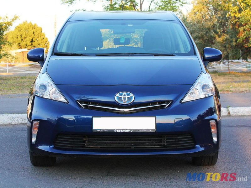 2014' Toyota Prius v photo #5