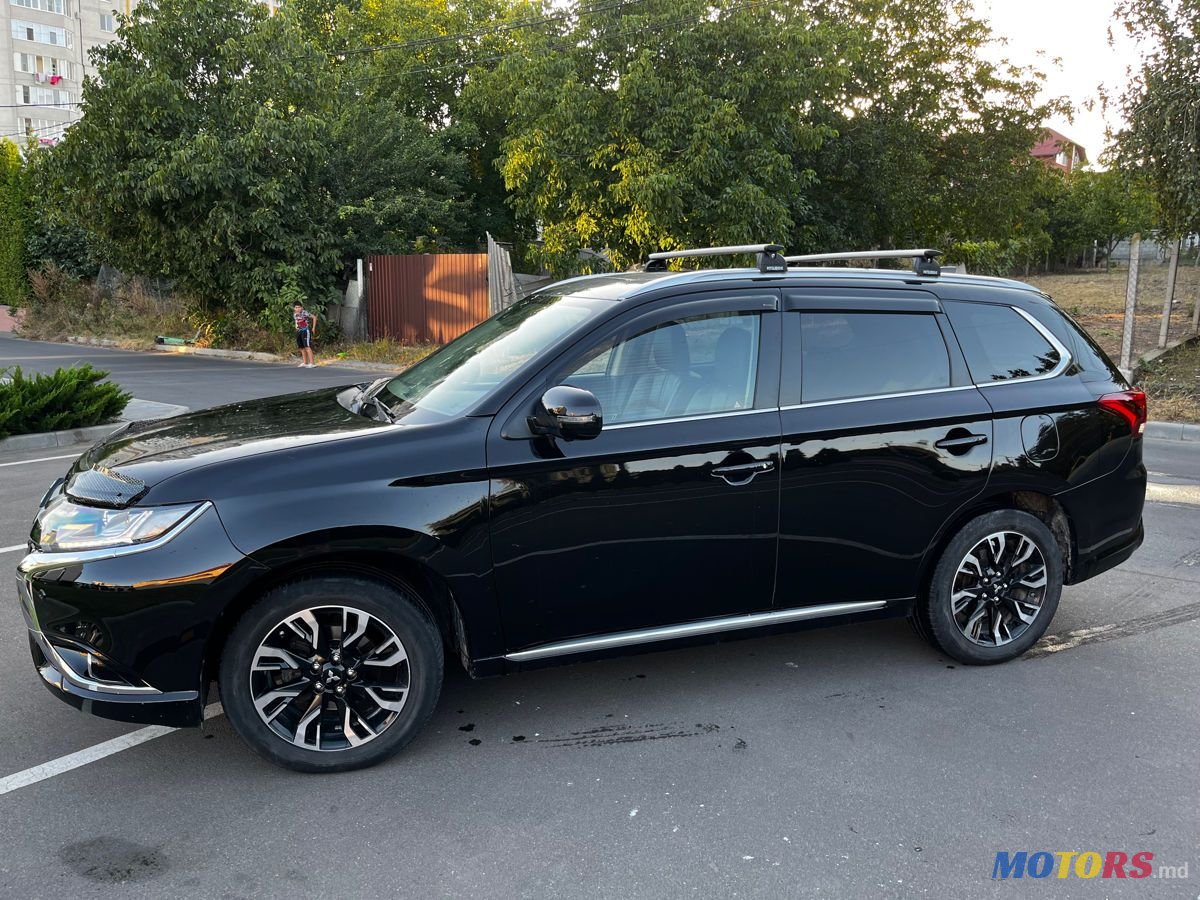 2015' Mitsubishi Outlander photo #3