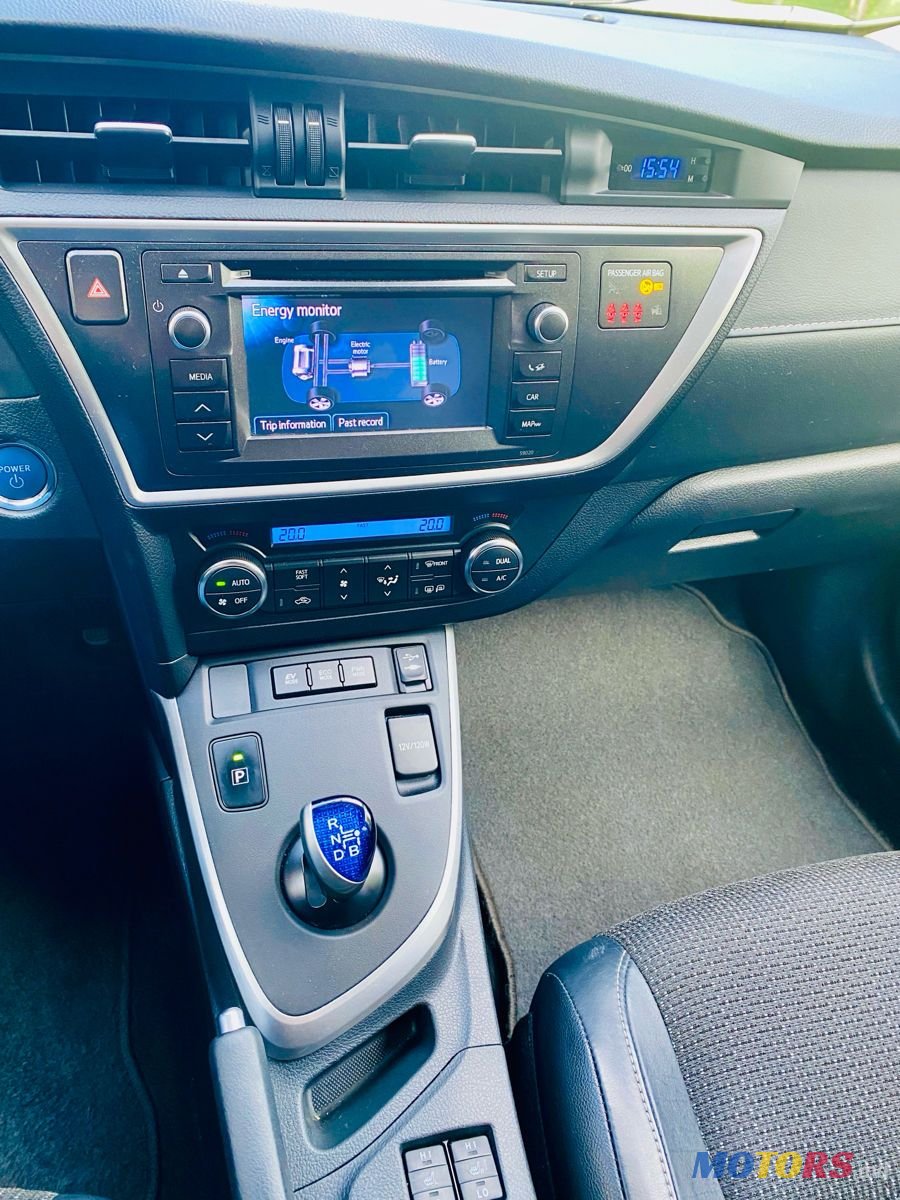 2013' Toyota Auris photo #6