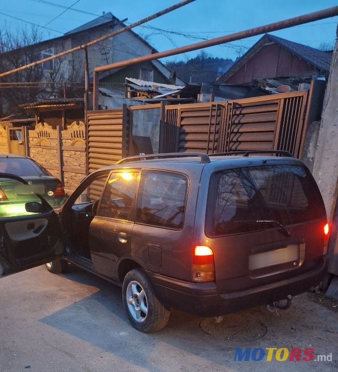 1992' Nissan Sunny photo #1