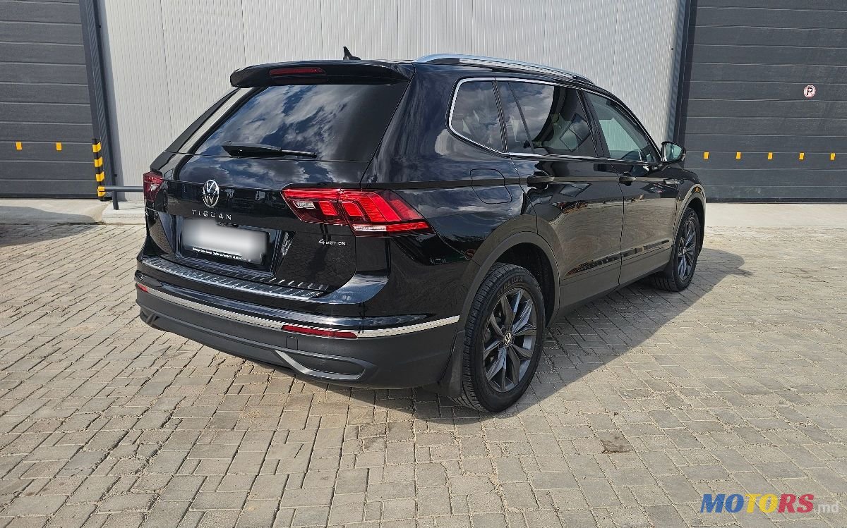 2022' Volkswagen Tiguan photo #2