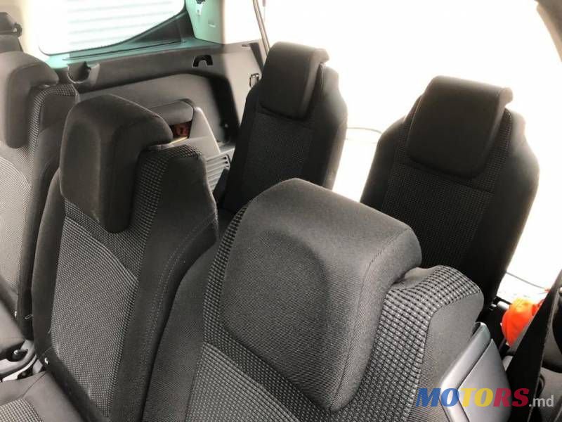 2011' Peugeot 5008 photo #6