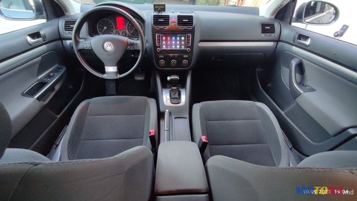 2008' Volkswagen Golf photo #5