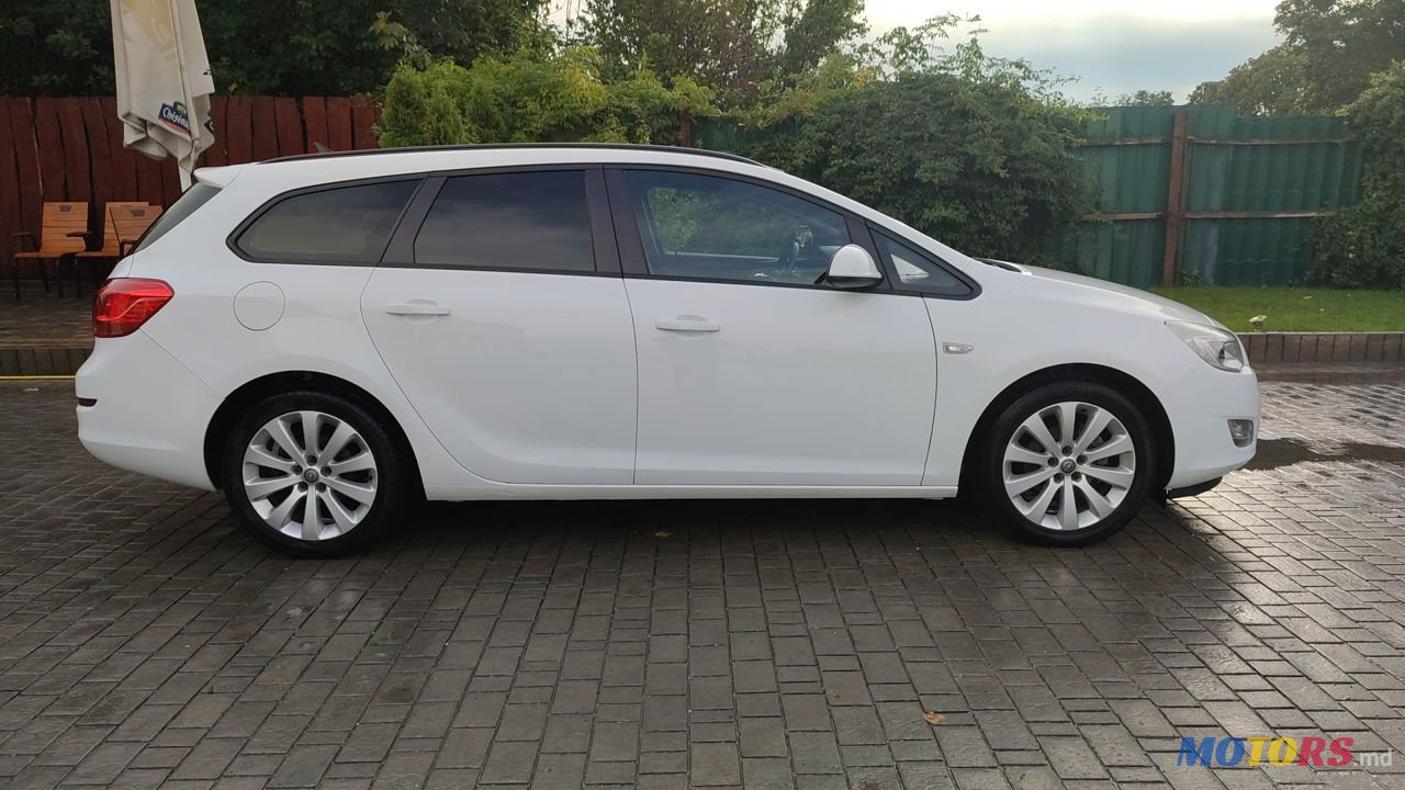 2011' Opel Astra photo #6