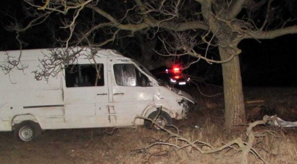 Un minor de 16 ani a furat un automobil după care s-a izbit cu el într-un copac și a decedat