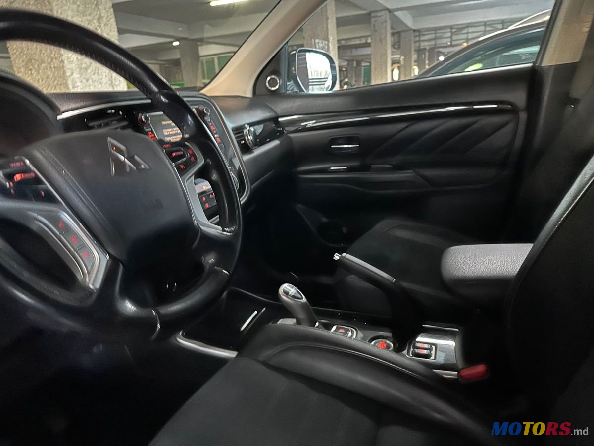2015' Mitsubishi Outlander photo #6