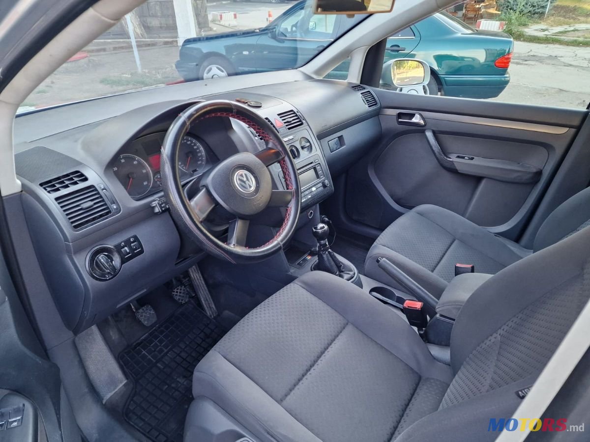 2005' Volkswagen Touran photo #6