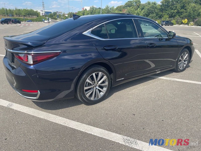 2020' Lexus Es Series photo #4