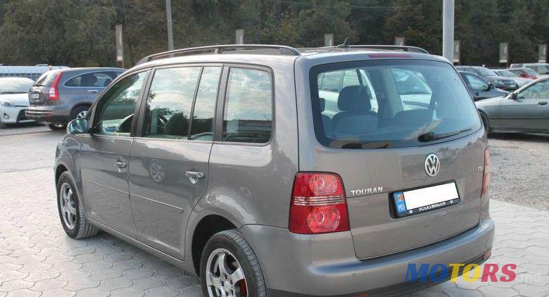 2009' Volkswagen Touran photo #2