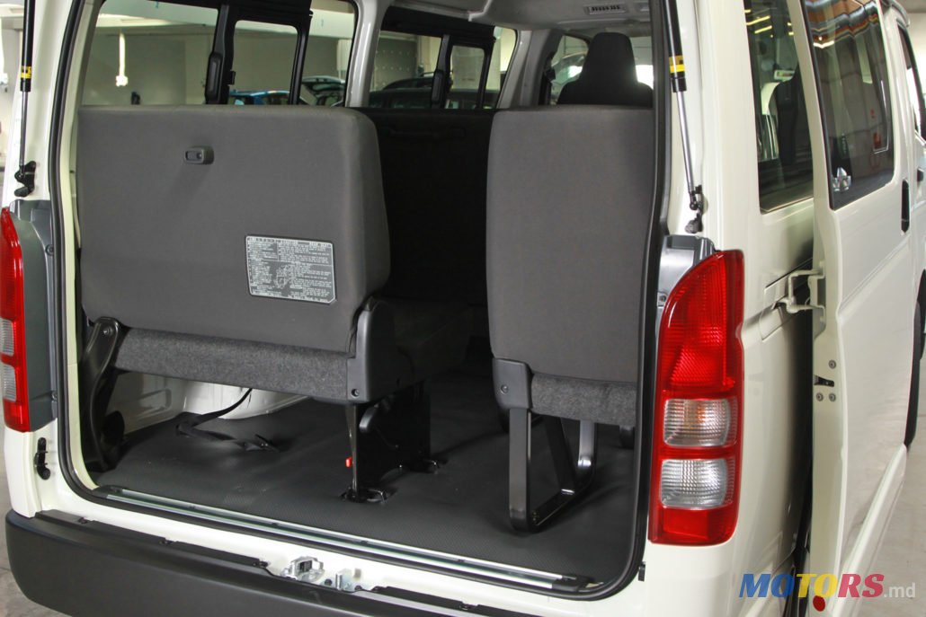 2015' Toyota Hiace photo #2