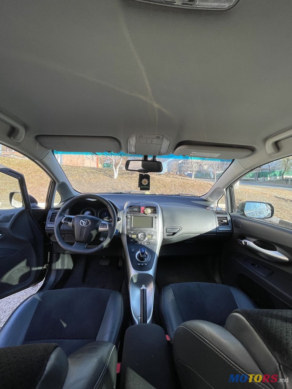 2011' Toyota Auris photo #2