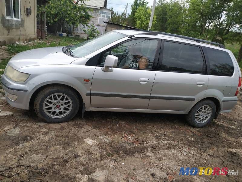 2000' Mitsubishi Space Wagon photo #3