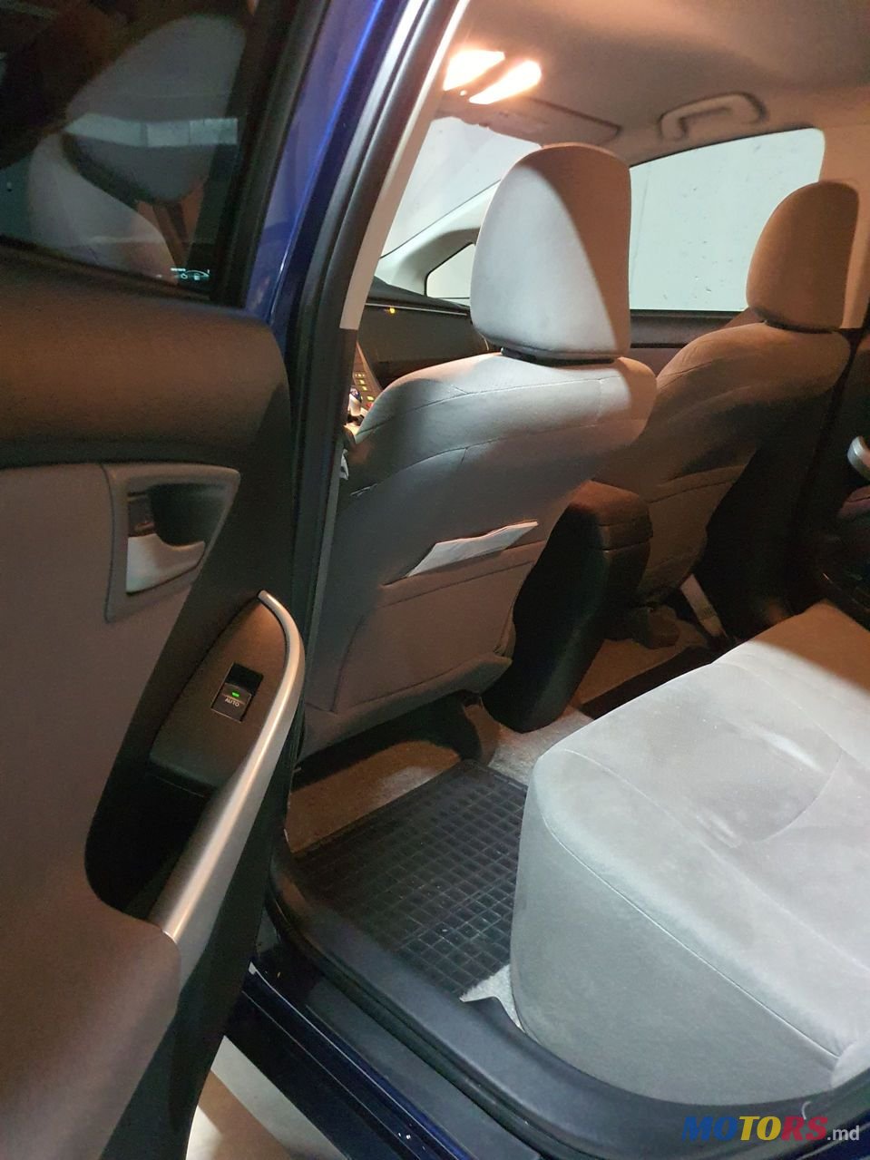 2012' Toyota Prius photo #3