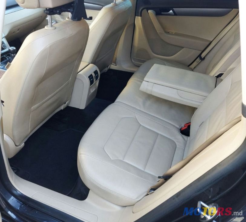 2011' Volkswagen Passat photo #6