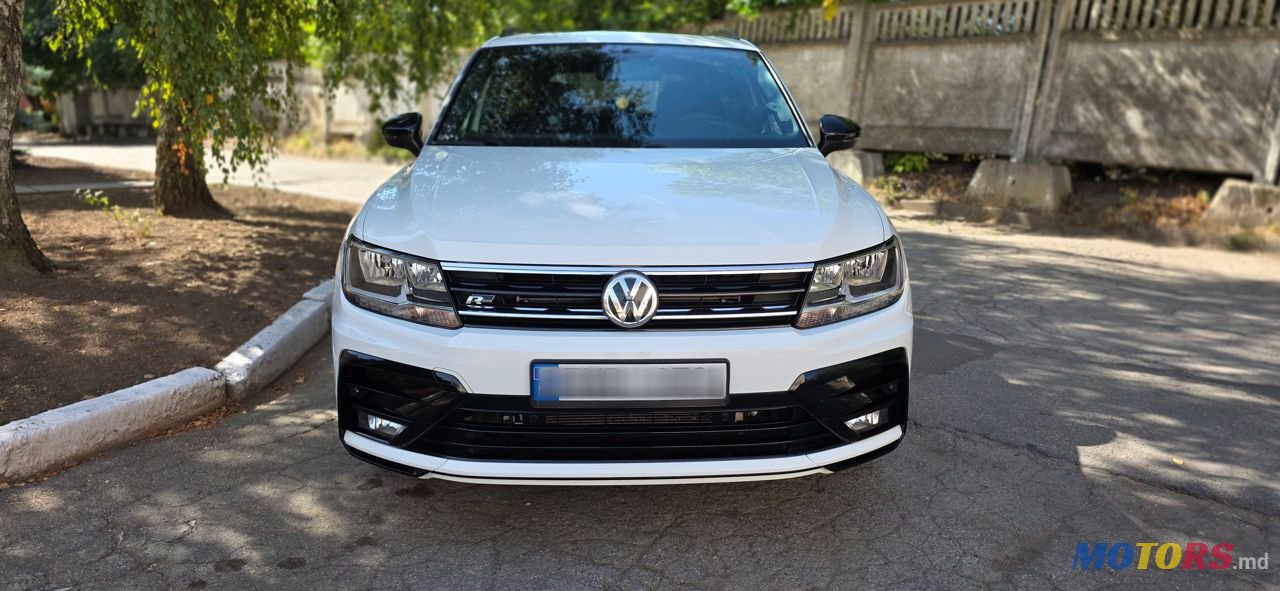 2019' Volkswagen Tiguan photo #2