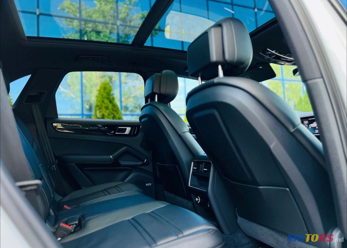 2019' Porsche Cayenne photo #6