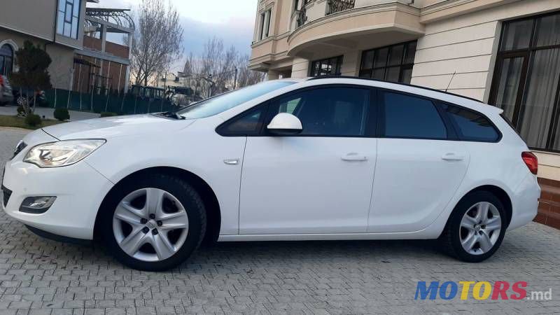 2011' Opel Astra photo #4