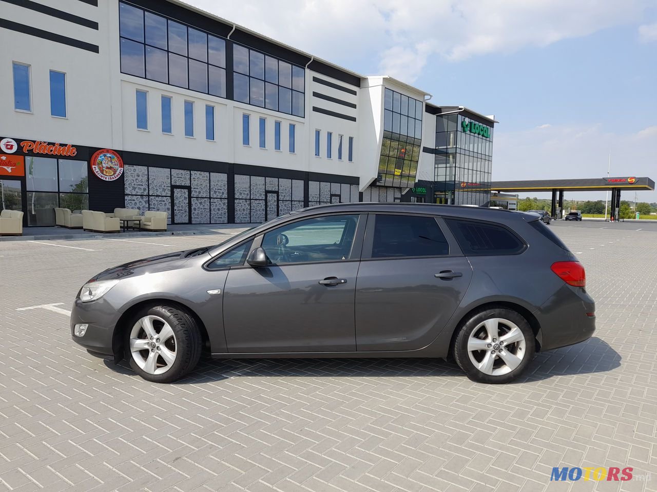 2011' Opel Astra photo #1