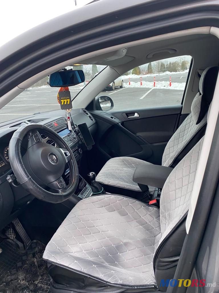 2011' Volkswagen Tiguan photo #2