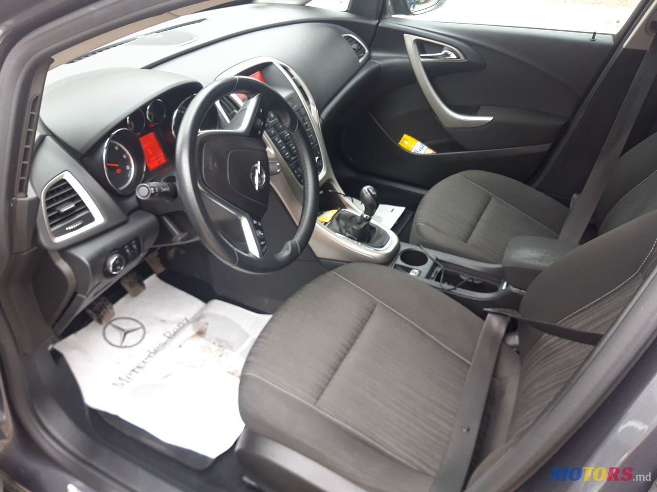 2011' Opel Astra photo #4