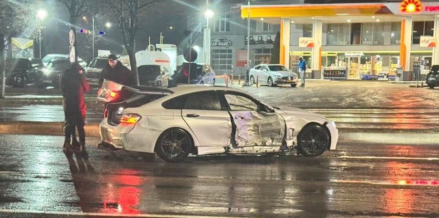 Manevra unui tânăr care abia și-a luat permisul. Vezi cum s-a ciocnit cu o ambulanță pe bd. Dacia