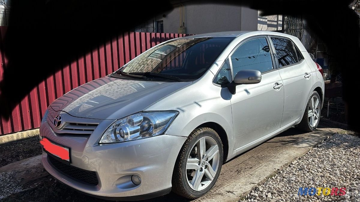 2011' Toyota Auris photo #1