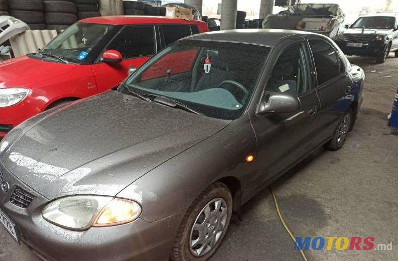 2000' Hyundai Lantra photo #1