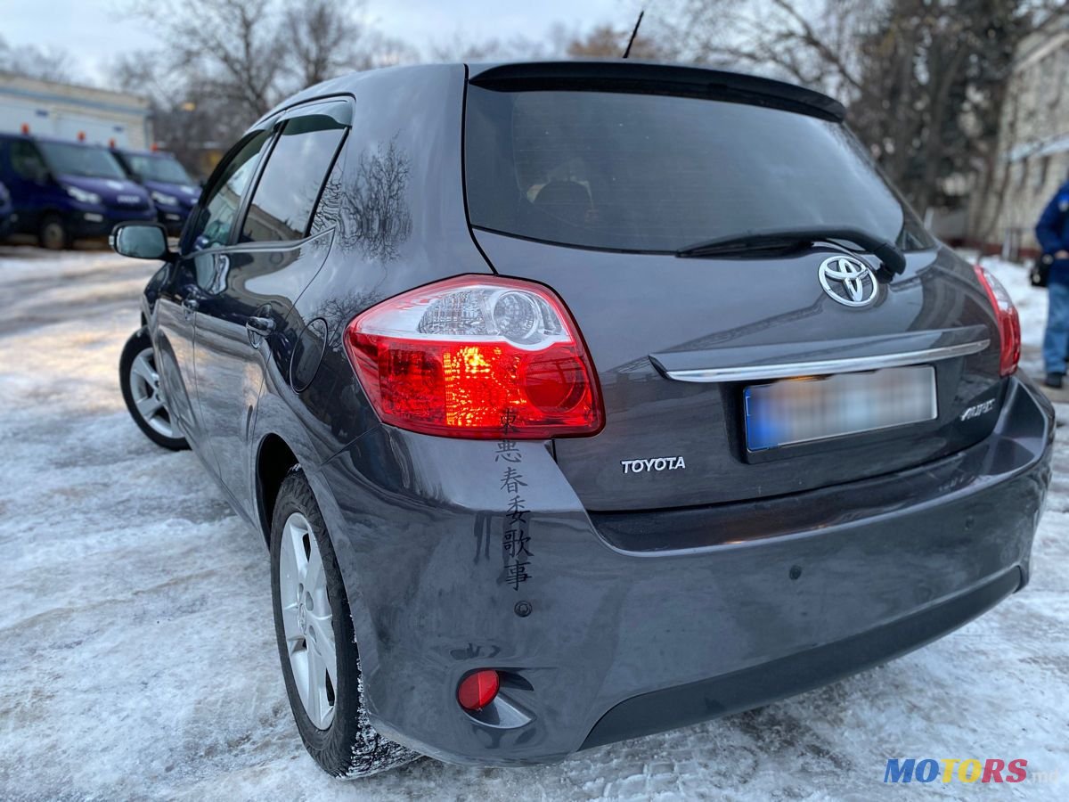 2011' Toyota Auris photo #2