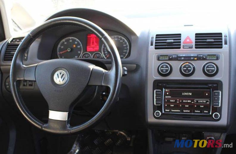 2009' Volkswagen Touran photo #2