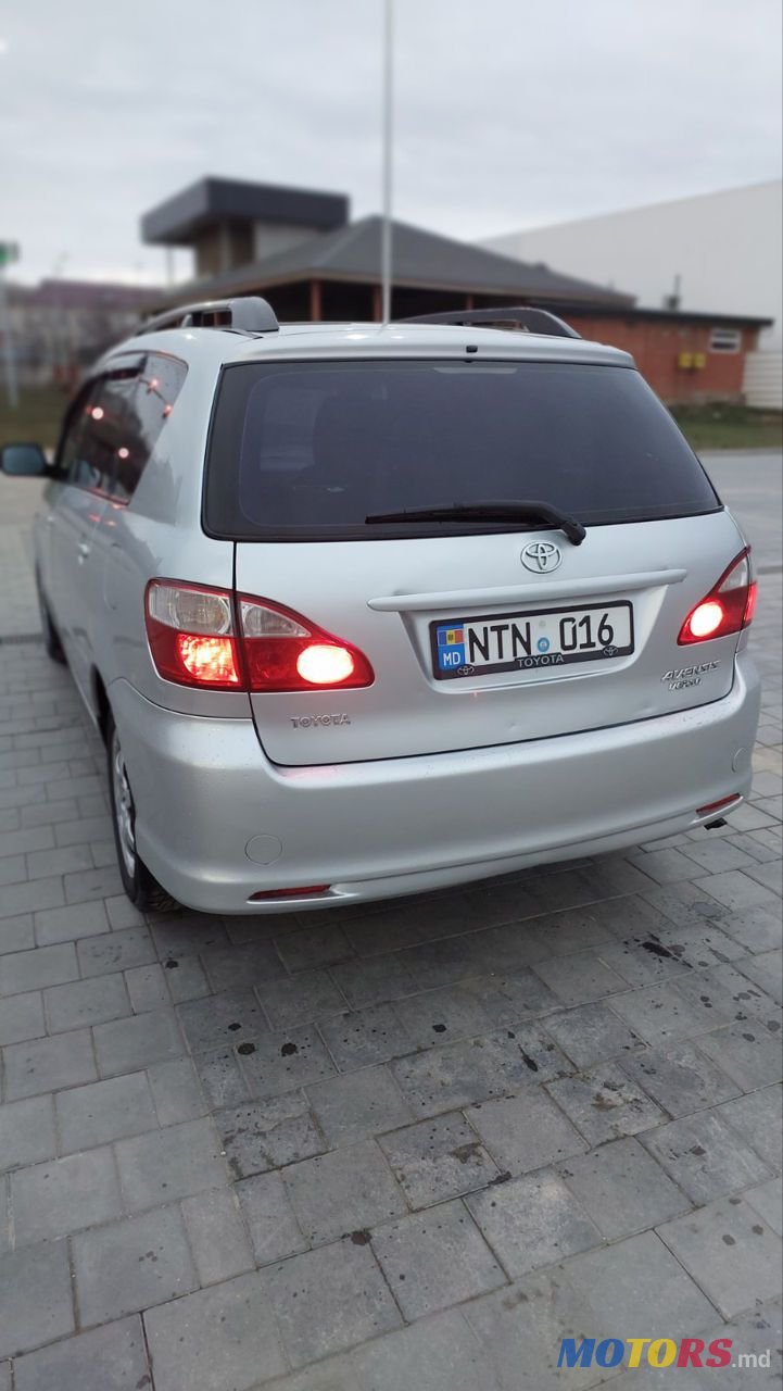 2004' Toyota Avensis Verso photo #5