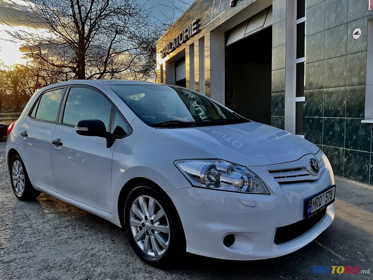 2012' Toyota Auris photo #1