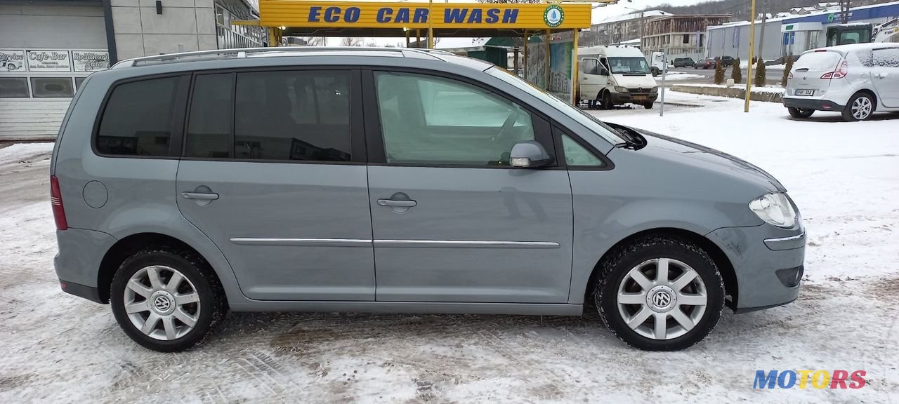 2007' Volkswagen Touran photo #2