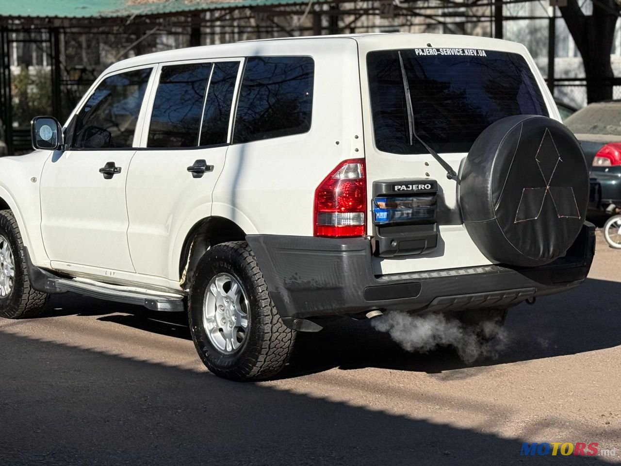 2005' Mitsubishi Pajero photo #2