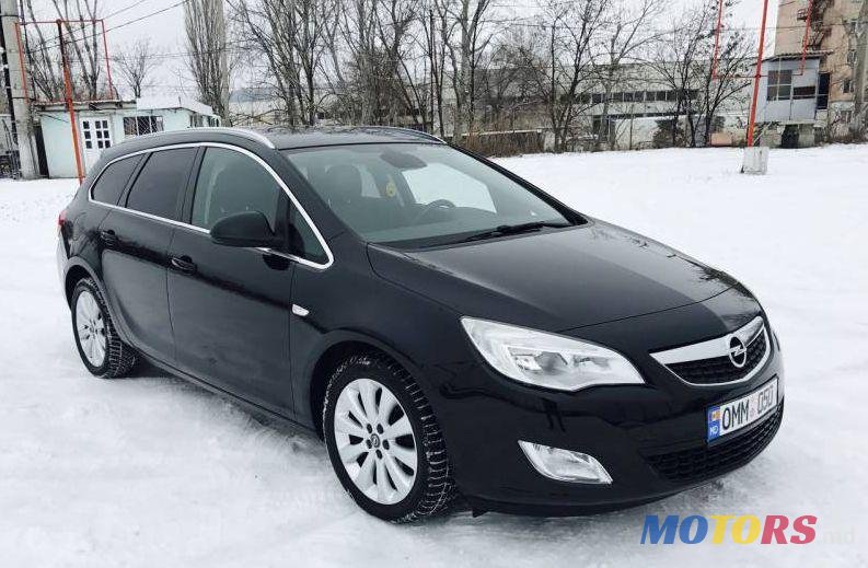 2011' Opel Astra photo #2