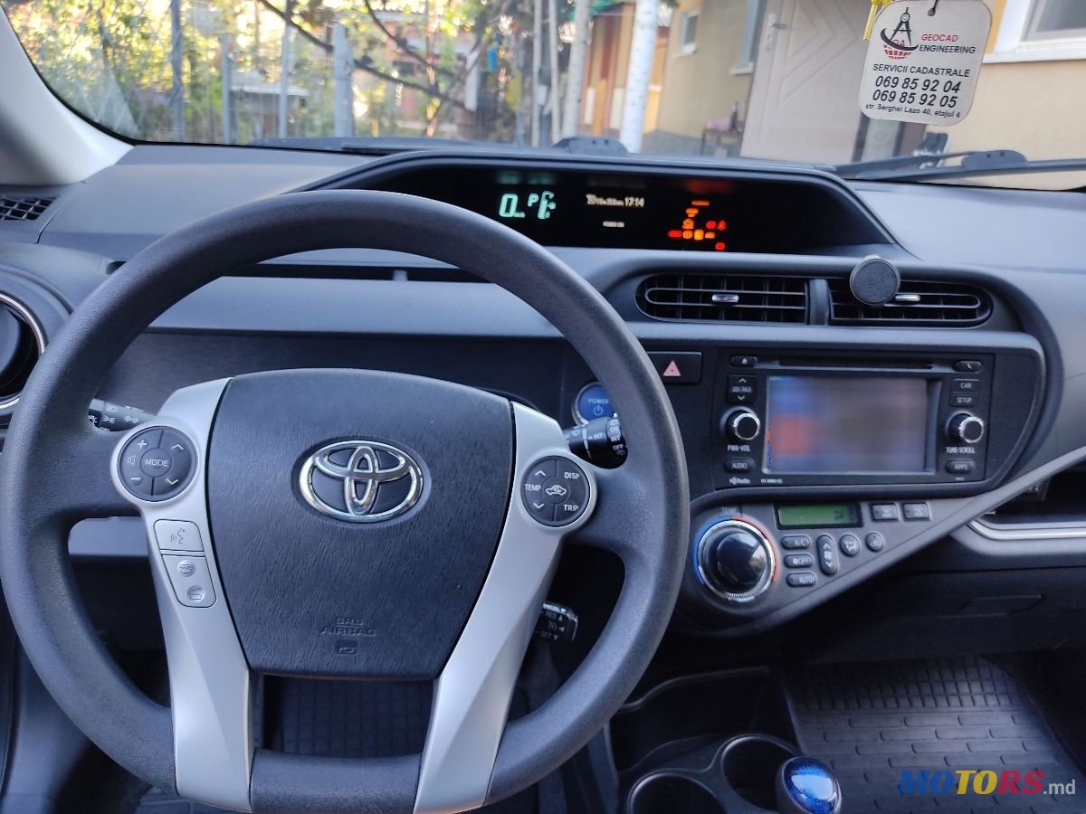 2014' Toyota Prius c photo #3
