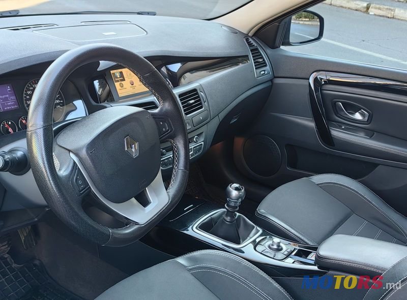 2011' Renault Laguna photo #6