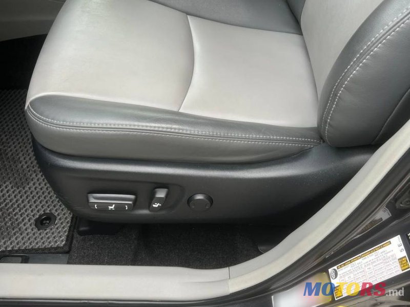 2017' Toyota Prius v photo #6