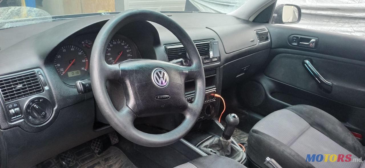 2002' Volkswagen Golf photo #5