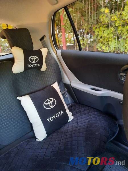 2010' Toyota Yaris photo #2