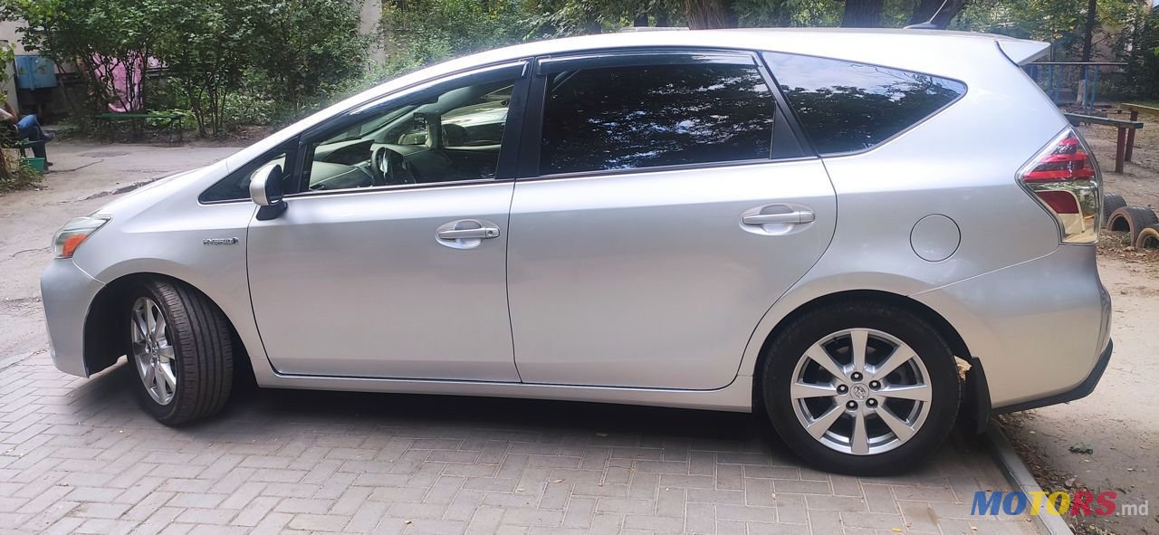 2017' Toyota Prius v photo #6