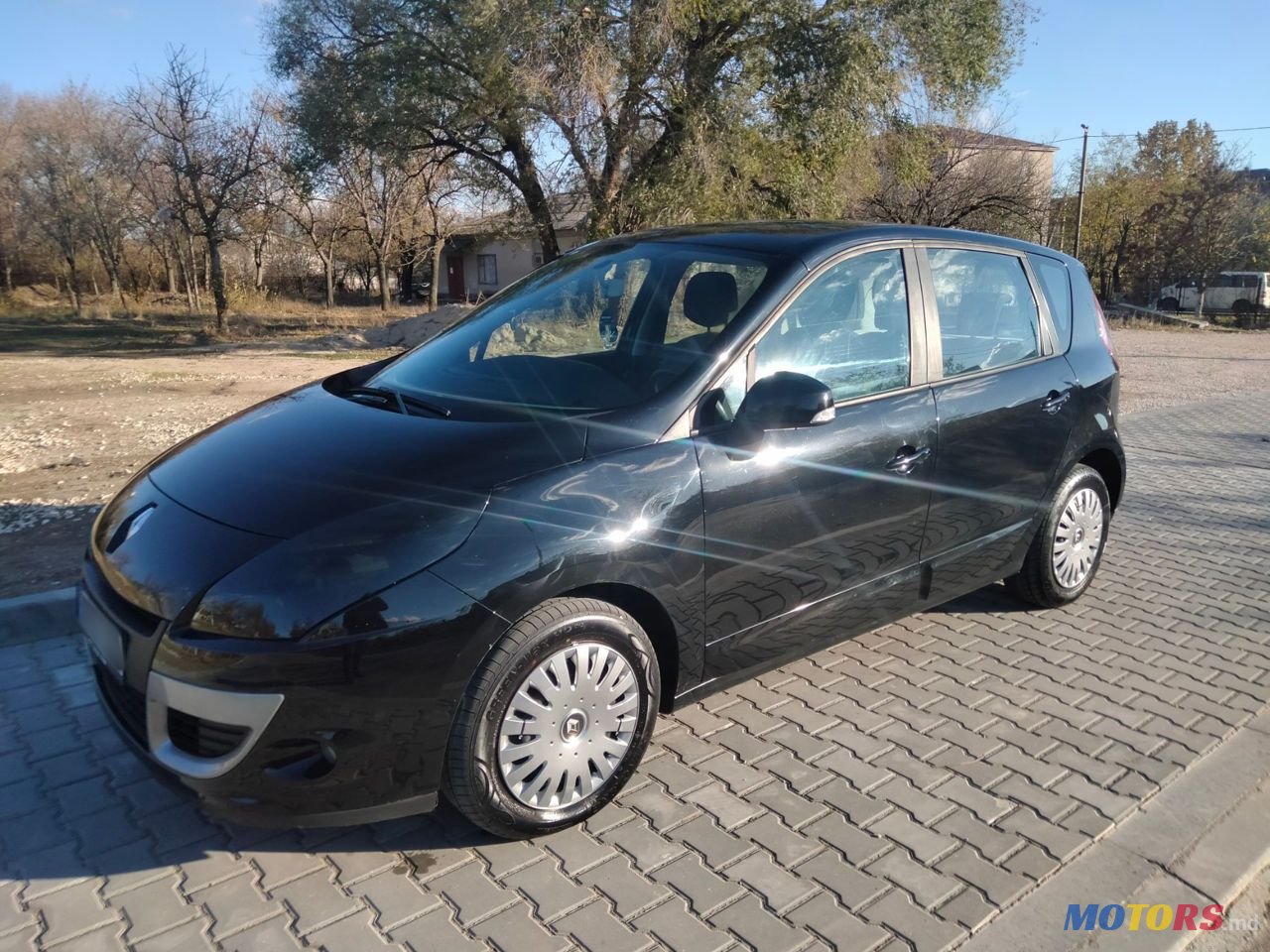 2011' Renault Scenic photo #1