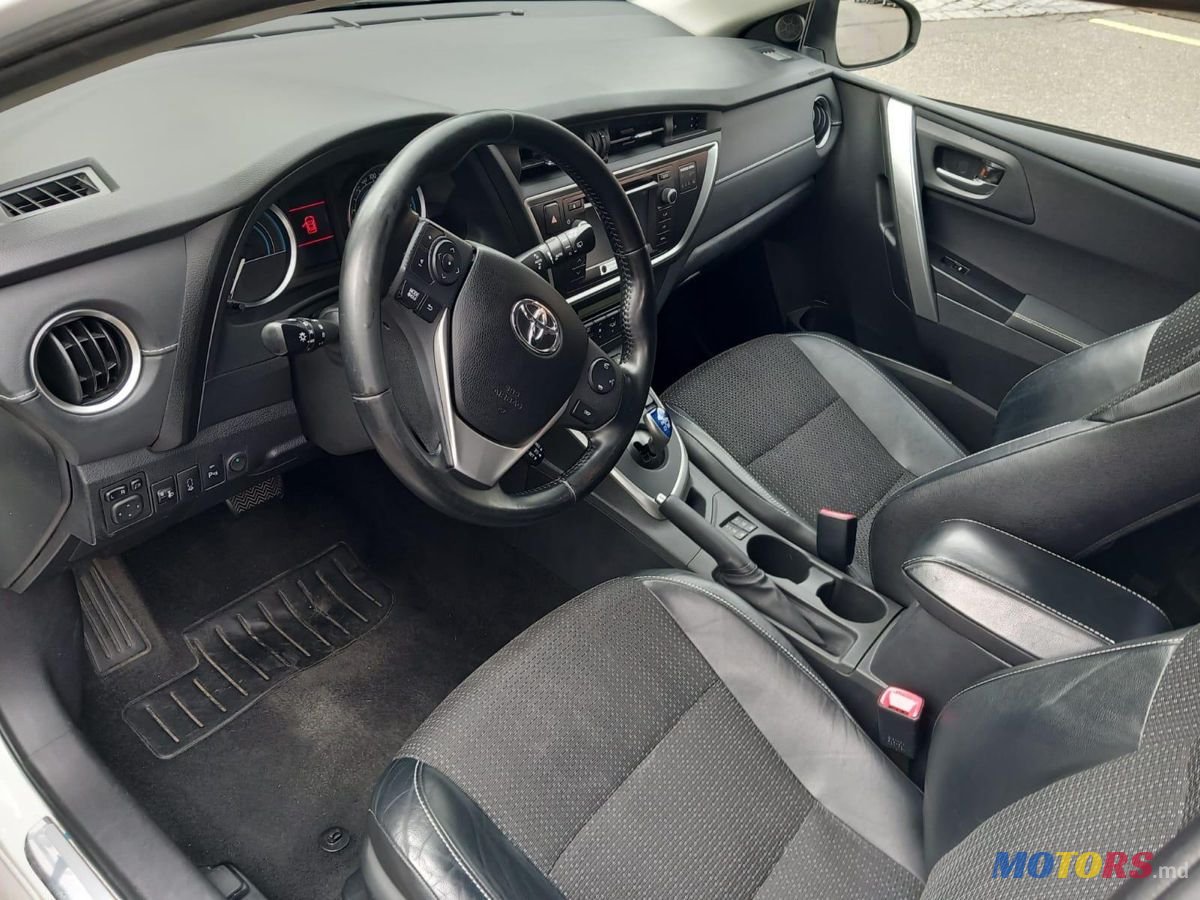 2013' Toyota Auris photo #5