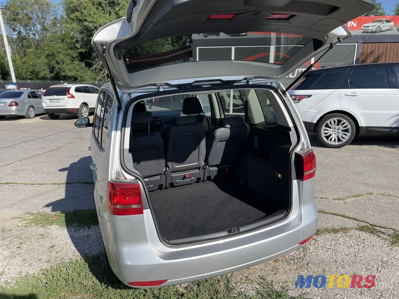 2010' Volkswagen Touran photo #2