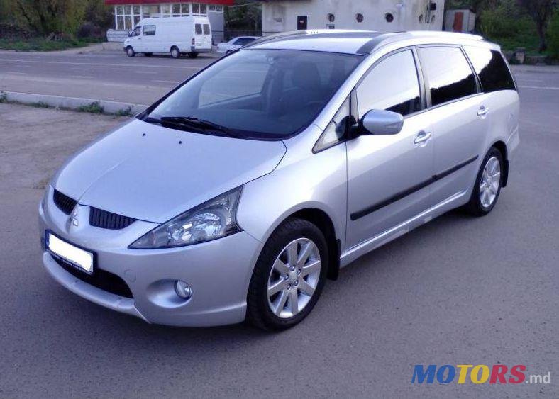 2007' Mitsubishi Grandis photo #1