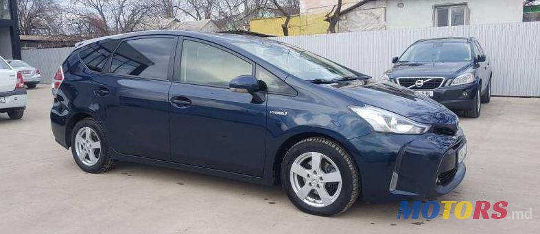 2017' Toyota Prius v photo #1