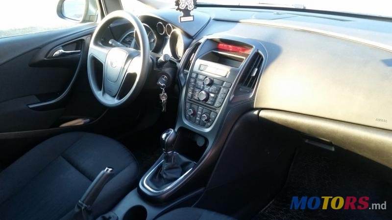 2011' Opel Astra photo #1