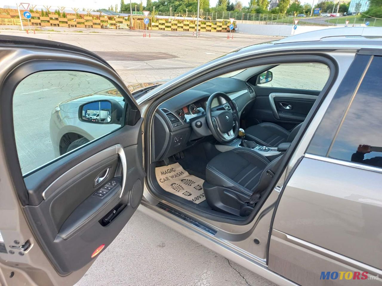 2014' Renault Laguna photo #5