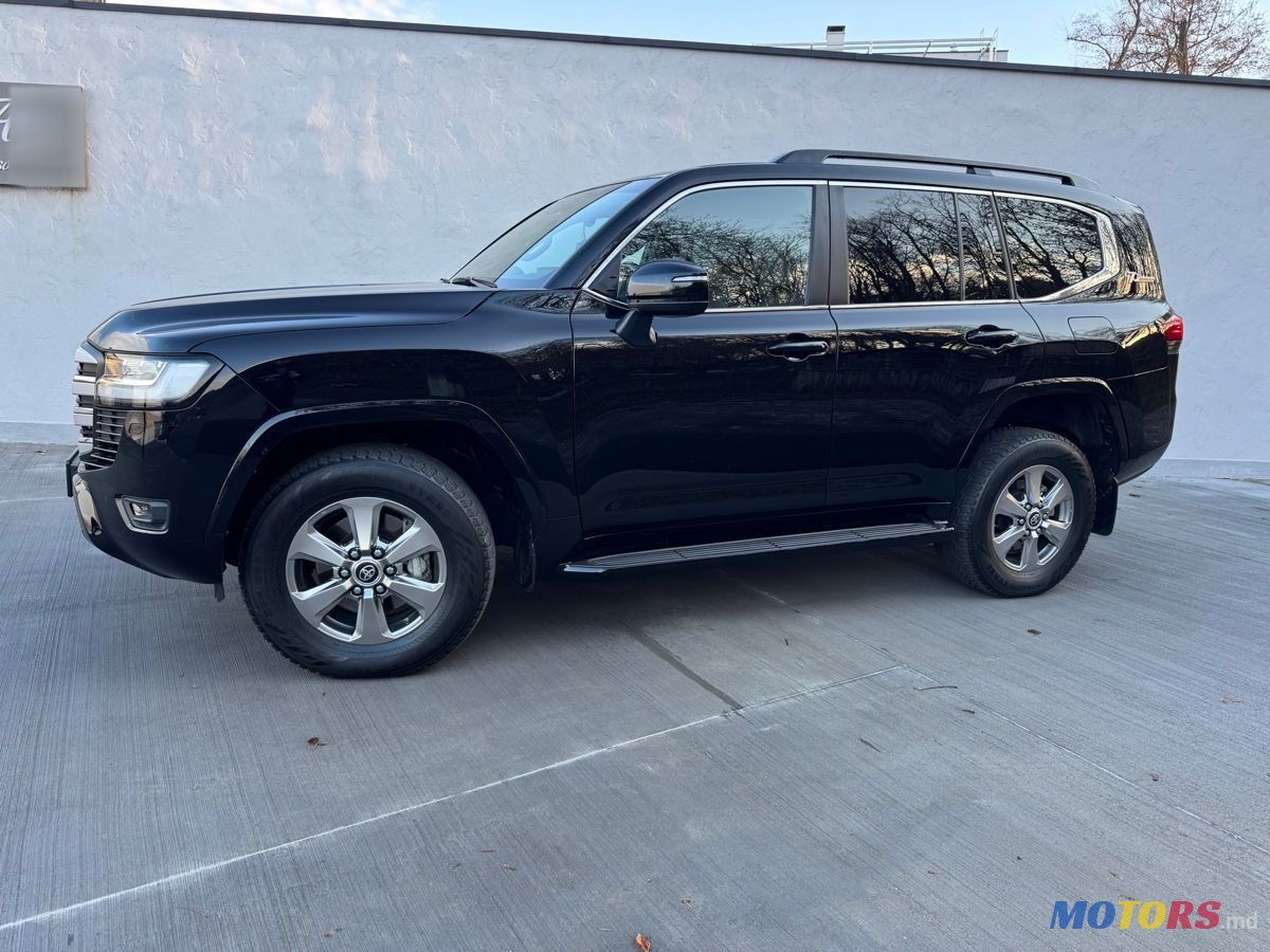 2021' Toyota Land Cruiser photo #3